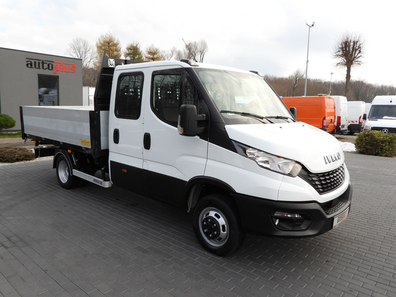 IVECO DAILY 50C16 THREE-WAY TIPPER DOUBLE CABIN DOKA 6 SEATS CRUISE CONTROL PNEUMATICS TWIN WHEELS AIR CONDITIONING 160HP - 翻斗货车:图4 IVECO DAILY 50C16 THREE-WAY TIPPER DOUBLE CABIN DOKA 6 SEATS CRUISE CONTROL PNEUMATICS TWIN WHEELS AIR CONDITIONING 160HP - 翻斗货车:图4