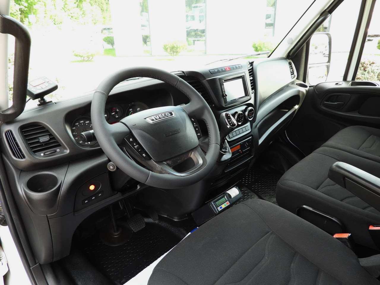 IVECO DAILY 70C17 REFRIGERATOR 1*C LIFT 10 PALLETS POWER SUPPLY 230V CRUISE CONTROL AIR CONDITIONING PNEUMATICS AUTOMATIC TRANSMISSION HI-MATIC TWIN WHEELS 170HP - 冷藏车:图2 IVECO DAILY 70C17 REFRIGERATOR 1*C LIFT 10 PALLETS POWER SUPPLY 230V CRUISE CONTROL AIR CONDITIONING PNEUMATICS AUTOMATIC TRANSMISSION HI-MATIC TWIN WHEELS 170HP - 冷藏车:图2