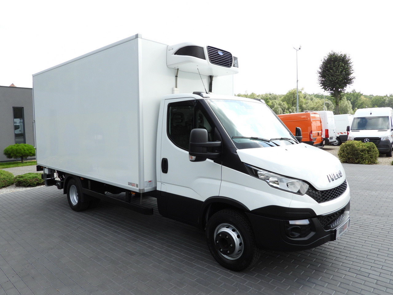 IVECO DAILY 70C17 REFRIGERATOR 1*C LIFT 10 PALLETS POWER SUPPLY 230V CRUISE CONTROL AIR CONDITIONING PNEUMATICS AUTOMATIC TRANSMISSION HI-MATIC TWIN WHEELS 170HP - 冷藏车:图4 IVECO DAILY 70C17 REFRIGERATOR 1*C LIFT 10 PALLETS POWER SUPPLY 230V CRUISE CONTROL AIR CONDITIONING PNEUMATICS AUTOMATIC TRANSMISSION HI-MATIC TWIN WHEELS 170HP - 冷藏车:图4