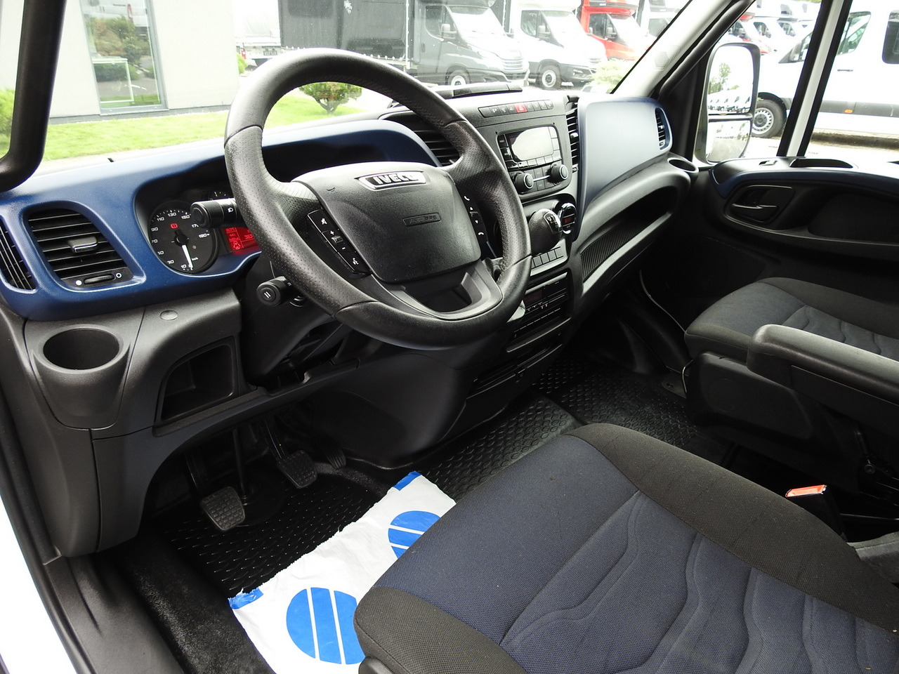 IVECO DAILY 70C18 TARPAULIN LIFT 12 PALLETS WEBASTO CRUISE CONTROL TWIN WHEELS AIR CONDITIONING 180HP - 侧帘货车:图2 IVECO DAILY 70C18 TARPAULIN LIFT 12 PALLETS WEBASTO CRUISE CONTROL TWIN WHEELS AIR CONDITIONING 180HP - 侧帘货车:图2