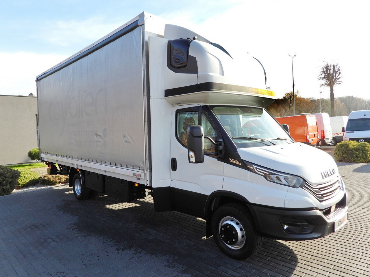 IVECO DAILY 70C18 TARPAULIN LIFT 16 PALLETS WEBASTO CRUISE CONTROL NAVIGATION LED LIGHTS PNEUMATICS AUTOMATIC TRANSMISSION HI-MATIC TWIN WHEELS AIR CONDITIONING 180HP - 侧帘卡车:图4 IVECO DAILY 70C18 TARPAULIN LIFT 16 PALLETS WEBASTO CRUISE CONTROL NAVIGATION LED LIGHTS PNEUMATICS AUTOMATIC TRANSMISSION HI-MATIC TWIN WHEELS AIR CONDITIONING 180HP - 侧帘卡车:图4