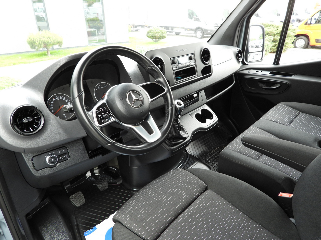 MERCEDES SPRINTER 315 STAKE BODY 8 PALLETS CRUISE CONTROL AIR CONDITIONING 150HP - 平板货车:图2 MERCEDES SPRINTER 315 STAKE BODY 8 PALLETS CRUISE CONTROL AIR CONDITIONING 150HP - 平板货车:图2