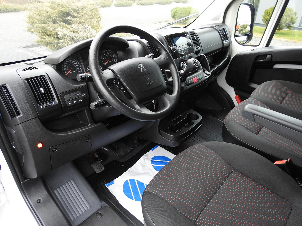 PEUGEOT BOXER BOX LIFT 8 PALLETS CRUISE CONTROL AIR CONDITIONING 140HP - 厢式货车:图2 PEUGEOT BOXER BOX LIFT 8 PALLETS CRUISE CONTROL AIR CONDITIONING 140HP - 厢式货车:图2