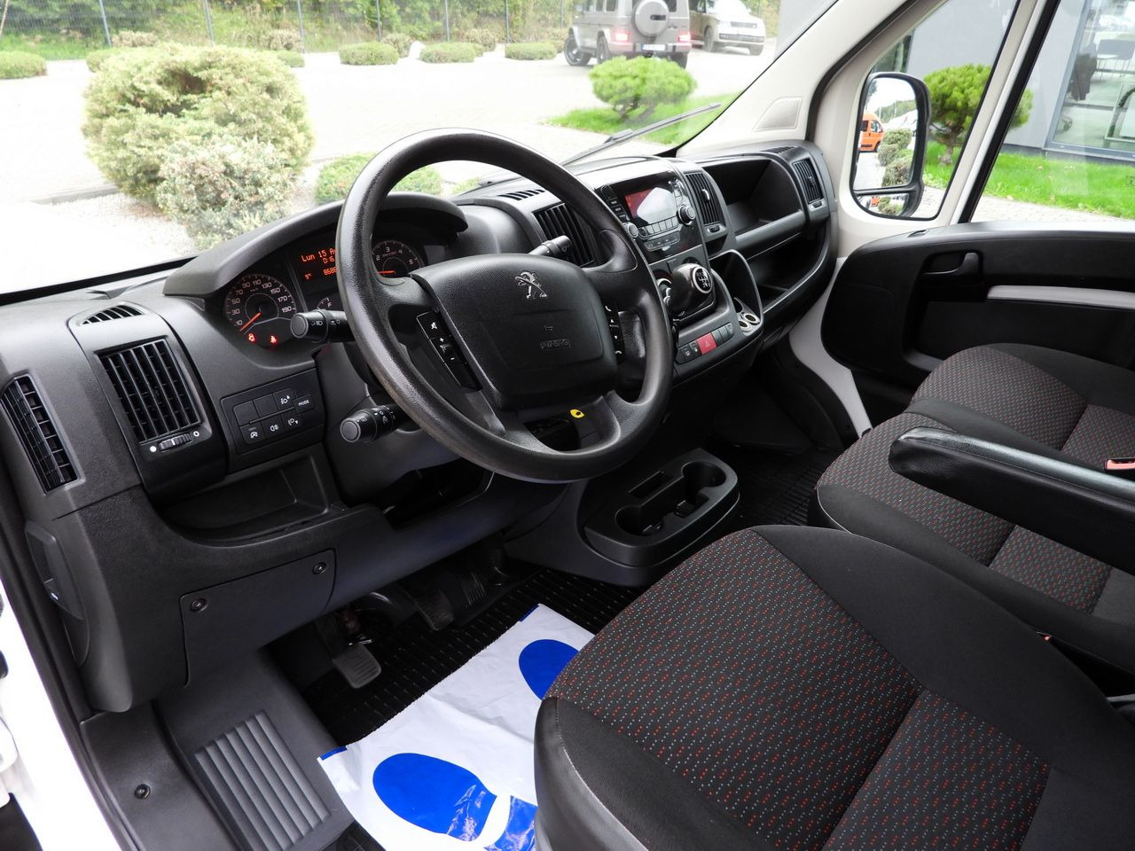 PEUGEOT BOXER STAKE BODY DOUBLE CABIN DOKA 7 SEATS CRUISE CONTROL AIR CONDITIONING 140HP - 平板货车:图3 PEUGEOT BOXER STAKE BODY DOUBLE CABIN DOKA 7 SEATS CRUISE CONTROL AIR CONDITIONING 140HP - 平板货车:图3