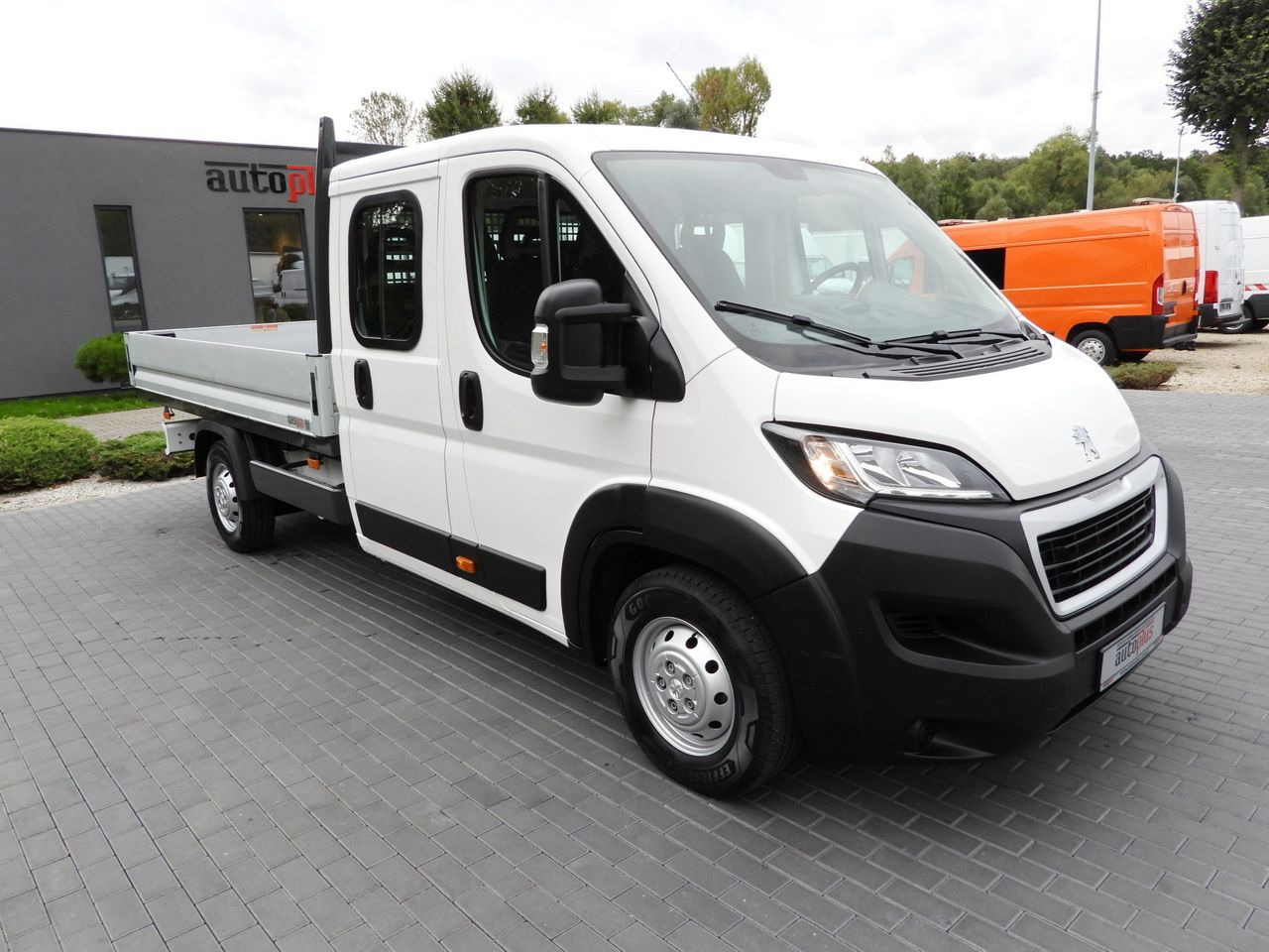 PEUGEOT BOXER STAKE BODY DOUBLE CABIN DOKA 7 SEATS CRUISE CONTROL AIR CONDITIONING 140HP - 平板货车:图5 PEUGEOT BOXER STAKE BODY DOUBLE CABIN DOKA 7 SEATS CRUISE CONTROL AIR CONDITIONING 140HP - 平板货车:图5