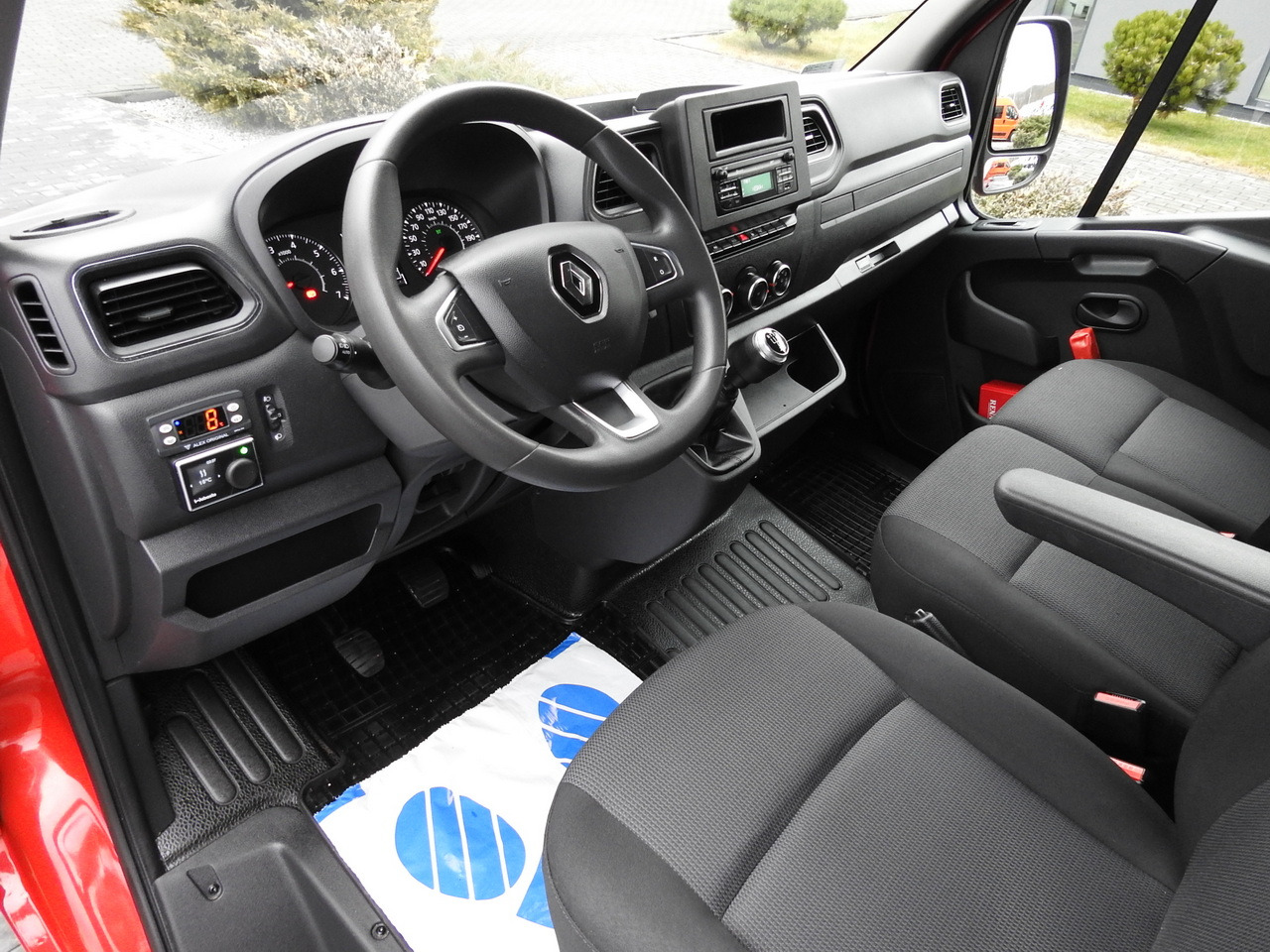 RENAULT MASTER REFRIGERATOR VAN 1*C CRUISE CONTROL AIR CONDITIONING LED LIGHTS 135HP - 冷藏货车:图2 RENAULT MASTER REFRIGERATOR VAN 1*C CRUISE CONTROL AIR CONDITIONING LED LIGHTS 135HP - 冷藏货车:图2