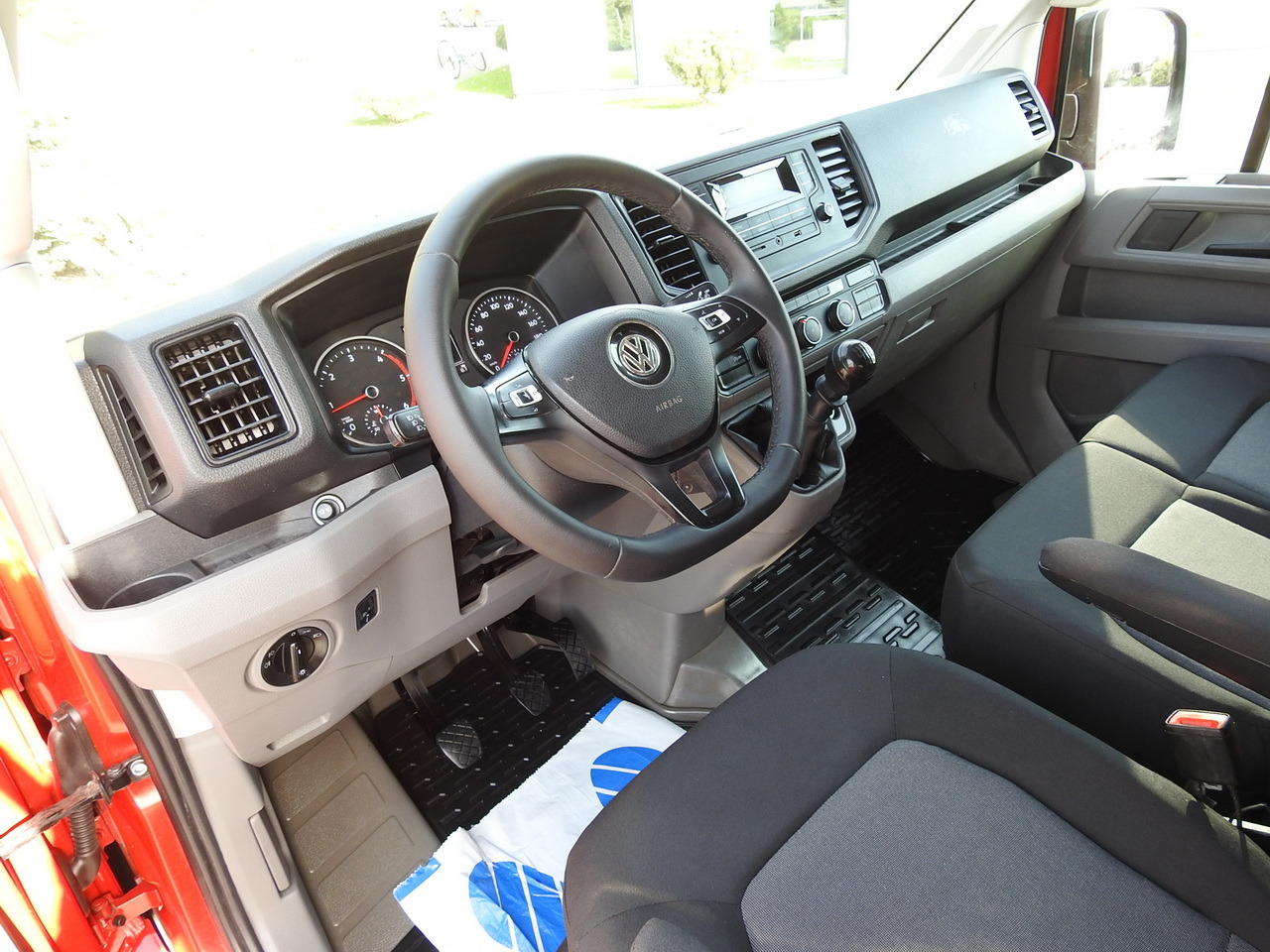 VOLKSWAGEN CRAFTER STAKE BODY DOUBLE CABIN DOKA 7 SEATS AIR CONDITIONING 140HP - 康比货车:图2 VOLKSWAGEN CRAFTER STAKE BODY DOUBLE CABIN DOKA 7 SEATS AIR CONDITIONING 140HP - 康比货车:图2