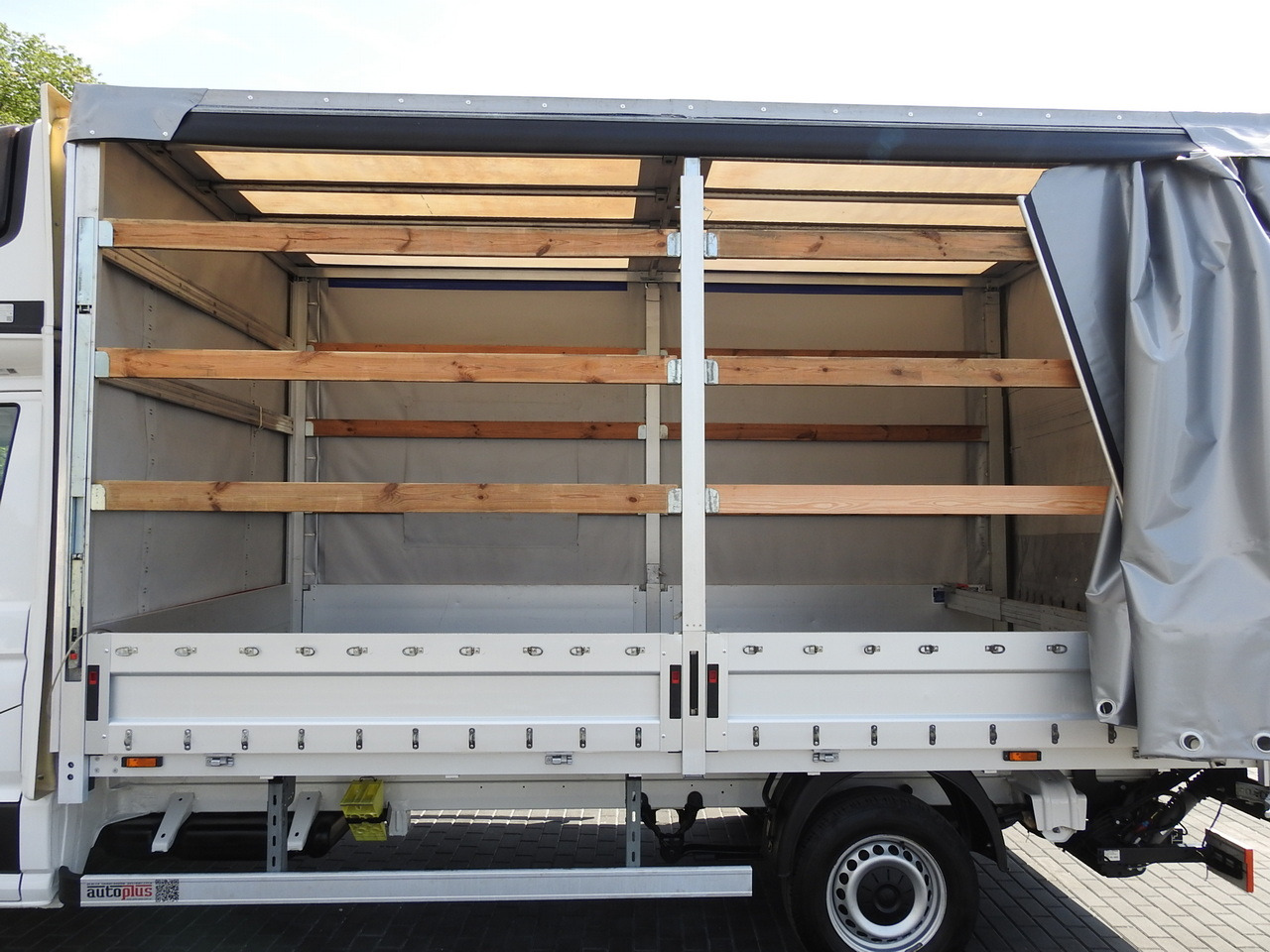 侧帘货车 VOLKSWAGEN CRAFTER TARPAULIN LIFT 8 PALLETS WEBASTO CRUISE CONTROL  180HP：图25