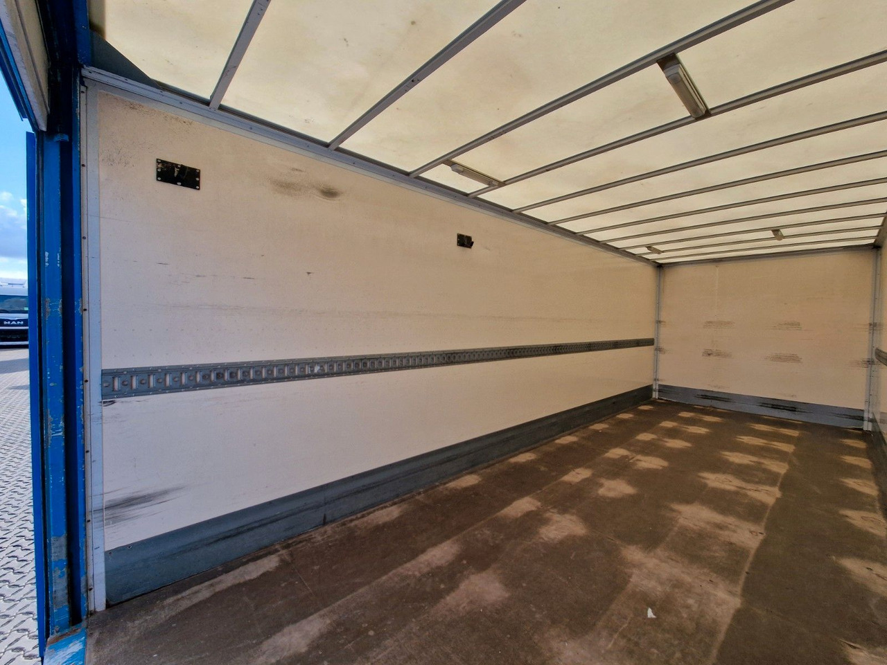 厢式卡车 Iveco Eurocargo 100E22 / Ladebordwand / 3 Sitzen:图13 厢式卡车 Iveco Eurocargo 100E22 / Ladebordwand / 3 Sitzen:图13