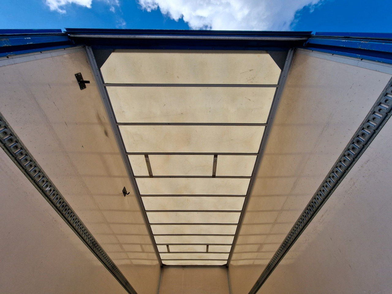 厢式卡车 Iveco Eurocargo 100E22 / Ladebordwand / 3 Sitzen:图11 厢式卡车 Iveco Eurocargo 100E22 / Ladebordwand / 3 Sitzen:图11