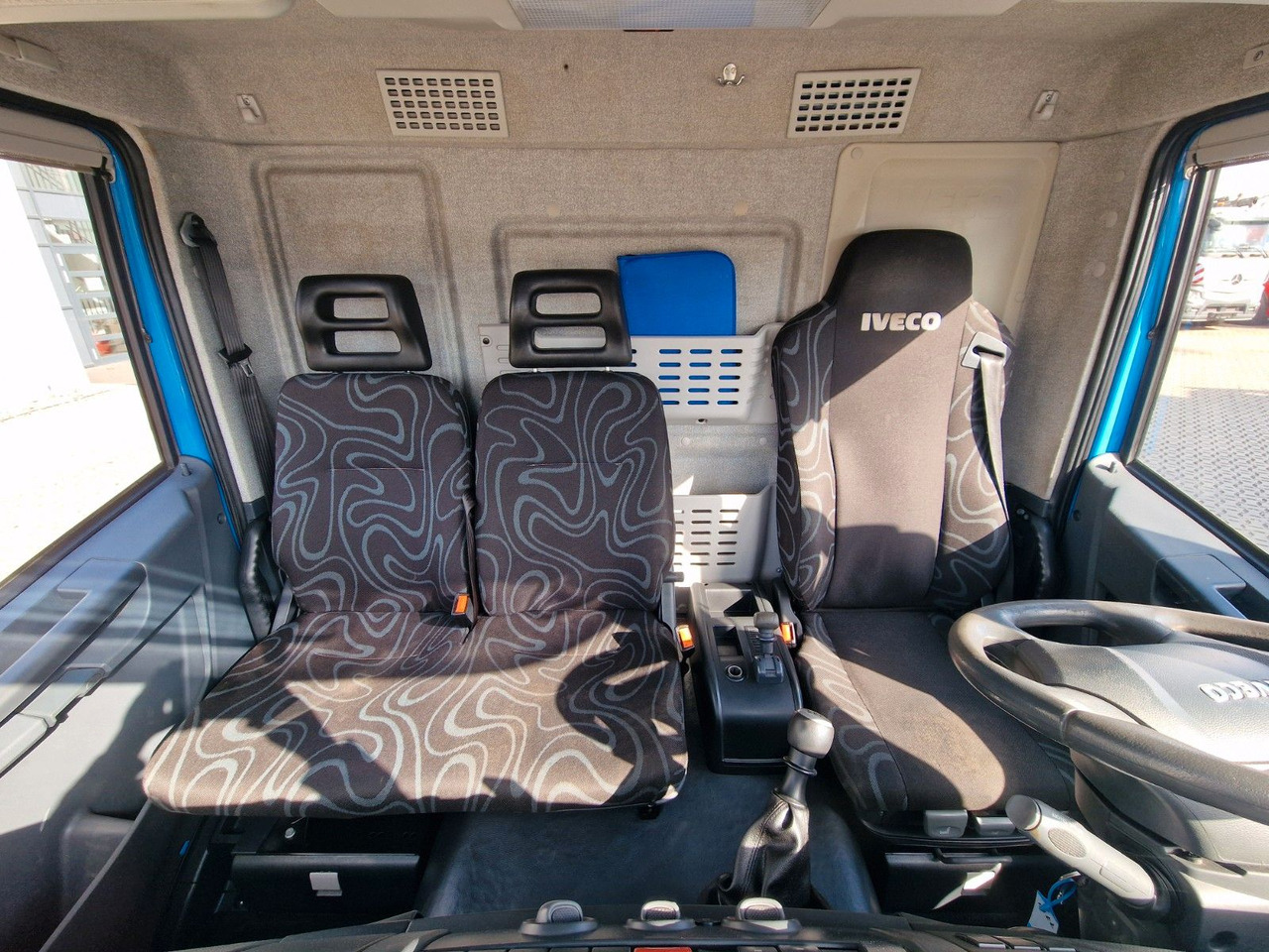 厢式卡车 Iveco Eurocargo 100E22 / Ladebordwand / 3 Sitzen:图37 厢式卡车 Iveco Eurocargo 100E22 / Ladebordwand / 3 Sitzen:图37