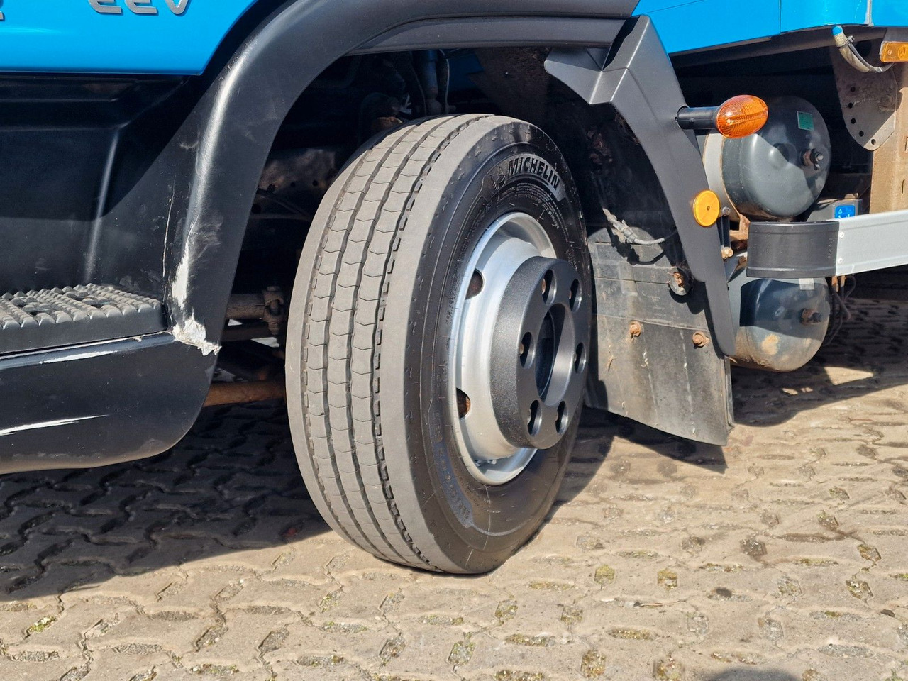 厢式卡车 Iveco Eurocargo 100E22 / Ladebordwand / 3 Sitzen:图47 厢式卡车 Iveco Eurocargo 100E22 / Ladebordwand / 3 Sitzen:图47