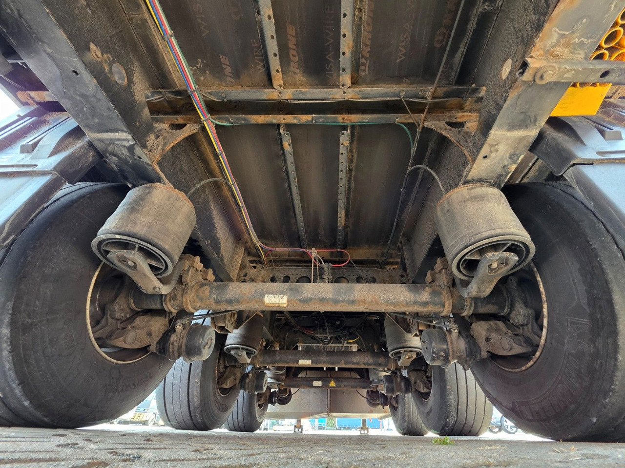 侧帘半拖车 Krone SD / Palettenkasten / Liftachse:图28 侧帘半拖车 Krone SD / Palettenkasten / Liftachse:图28