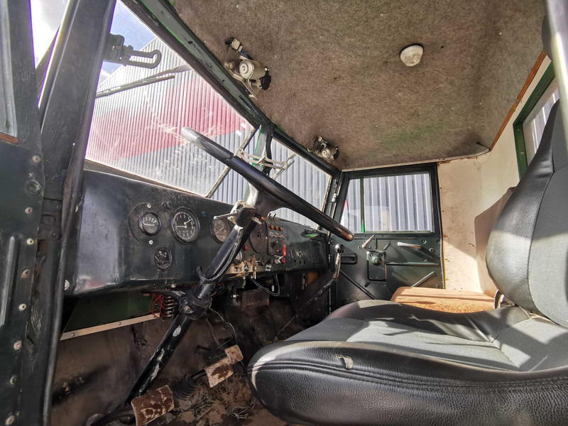 Interior photo 1: 栏板式/ 平板卡车 KRAZ 255 B 6x6 flatbed truck