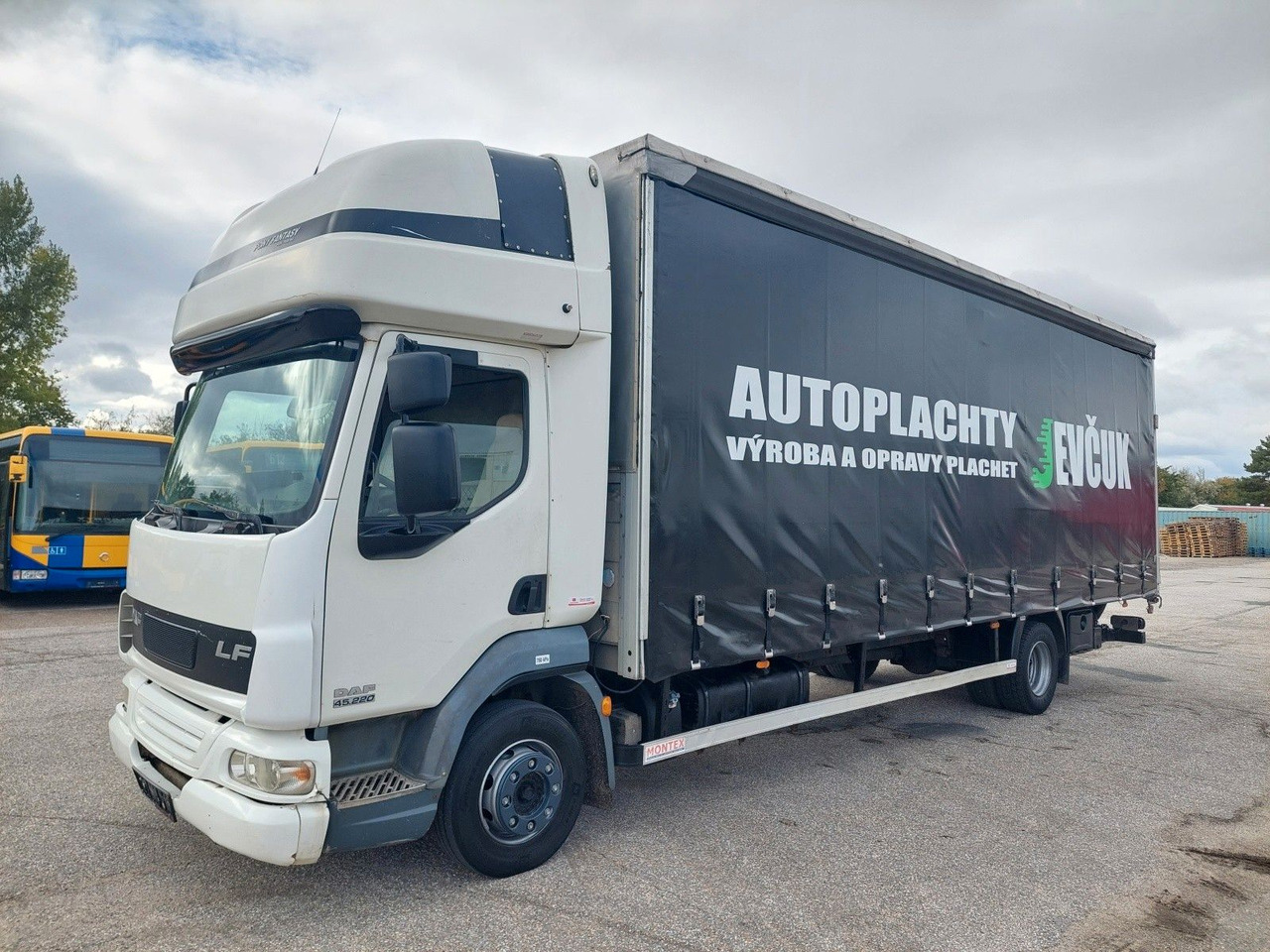 DAF FA LF 45.220 G12 4x2 - 侧帘卡车:图1 DAF FA LF 45.220 G12 4x2 - 侧帘卡车:图1
