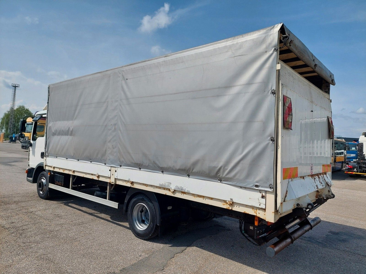 MAN TGL 8.180 4X2 BL - 侧帘卡车:图3 MAN TGL 8.180 4X2 BL - 侧帘卡车:图3