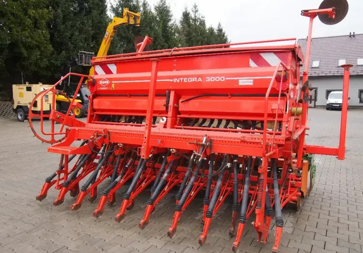 Agregat uprawowo-siewny Kuhn KE303 i INTEGRA 3000 2009 Agrebat uprawowo siewny, brona aktywna AMAZONE i KUHN - 联合条播机:图4 Agregat uprawowo-siewny Kuhn KE303 i INTEGRA 3000 2009 Agrebat uprawowo siewny, brona aktywna AMAZONE i KUHN - 联合条播机:图4