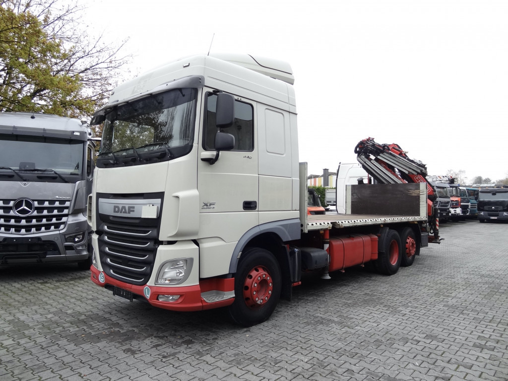 Daf XF440 6X2 Fassi 235 mit Jib bis 24.50 Meter - 栏板式/ 平板卡车, 起重车:图1 Daf XF440 6X2 Fassi 235 mit Jib bis 24.50 Meter - 栏板式/ 平板卡车, 起重车:图1