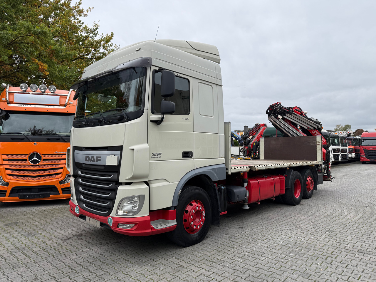 Daf XF440 6X2 Fassi 235 mit Jib bis 24.50 Meter - 栏板式/ 平板卡车, 起重车:图1 Daf XF440 6X2 Fassi 235 mit Jib bis 24.50 Meter - 栏板式/ 平板卡车, 起重车:图1