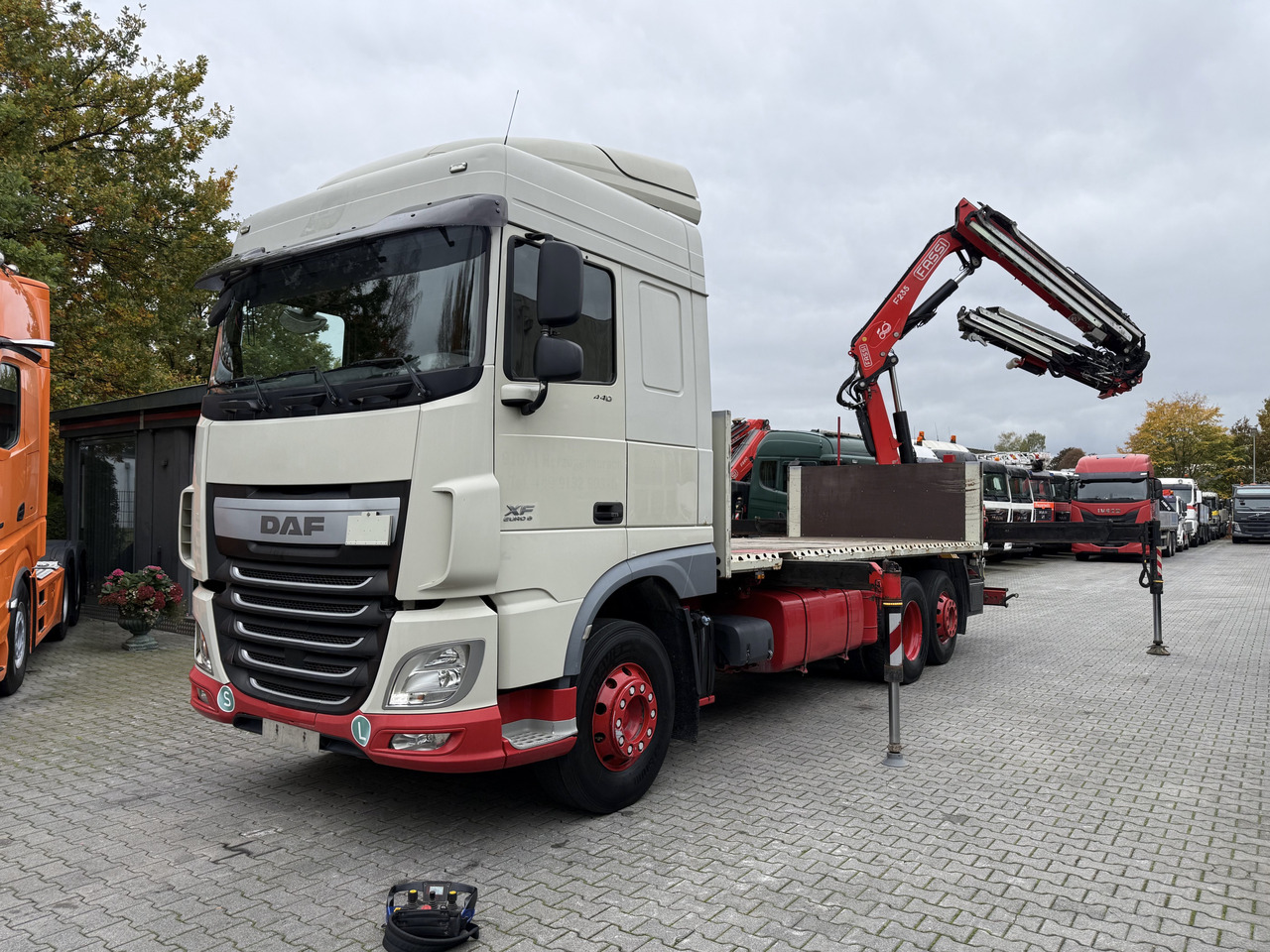 Daf XF440 6X2 Fassi 235 mit Jib bis 24.50 Meter - 栏板式/ 平板卡车, 起重车:图1 Daf XF440 6X2 Fassi 235 mit Jib bis 24.50 Meter - 栏板式/ 平板卡车, 起重车:图1