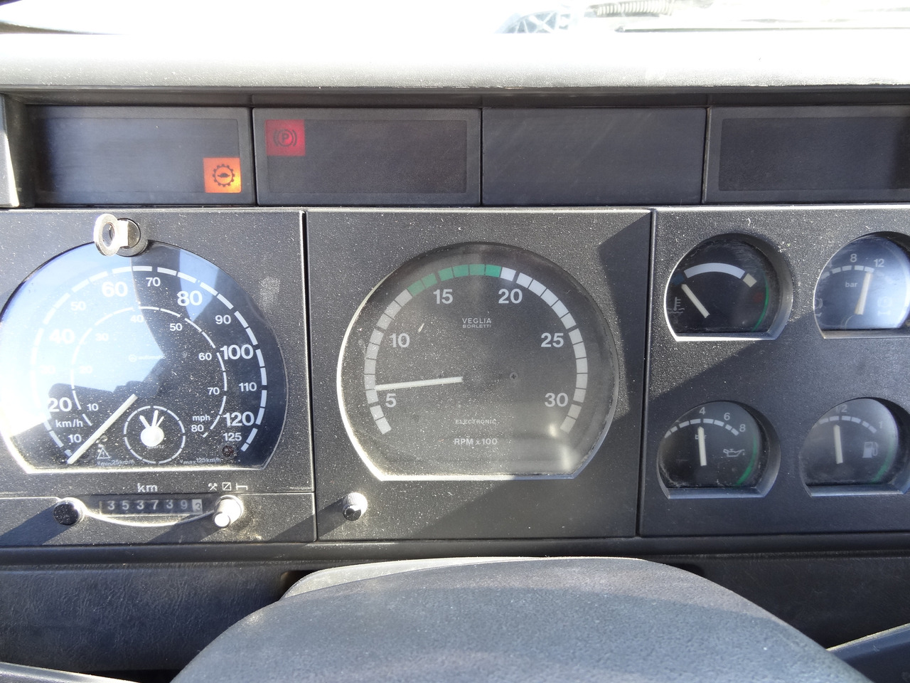 Iveco EuroTrakker 260E31 6X4 Palfinger 36002 - 栏板式/ 平板卡车, 起重车:图2 Iveco EuroTrakker 260E31 6X4 Palfinger 36002 - 栏板式/ 平板卡车, 起重车:图2