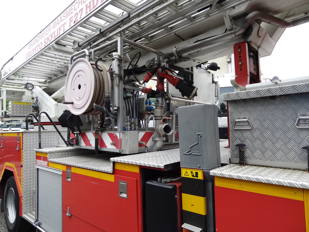 MAN L2000 18.284 Feuerwehr Bronto Skylift 27 Meter - 车载空中平台:图2 MAN L2000 18.284 Feuerwehr Bronto Skylift 27 Meter - 车载空中平台:图2
