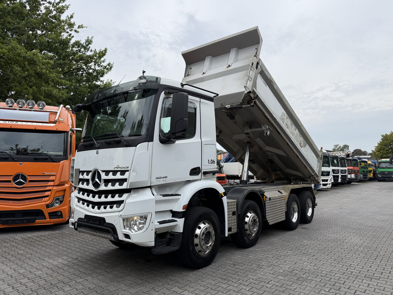 Mercedes-Benz Arocs 3245 K 8X4 - 翻斗车:图1 Mercedes-Benz Arocs 3245 K 8X4 - 翻斗车:图1
