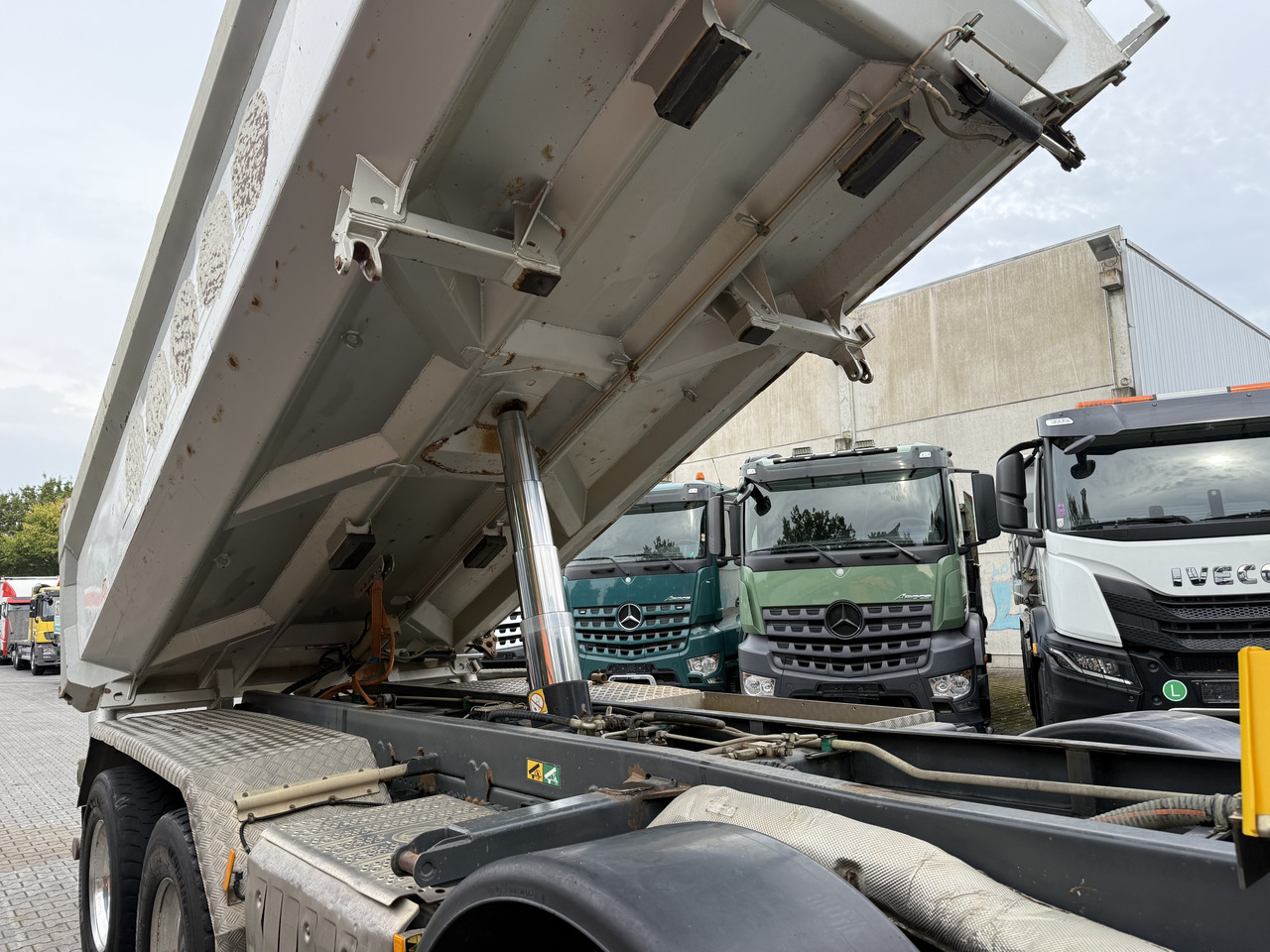 Mercedes-Benz Arocs 3245 K 8X4 - 翻斗车:图2 Mercedes-Benz Arocs 3245 K 8X4 - 翻斗车:图2