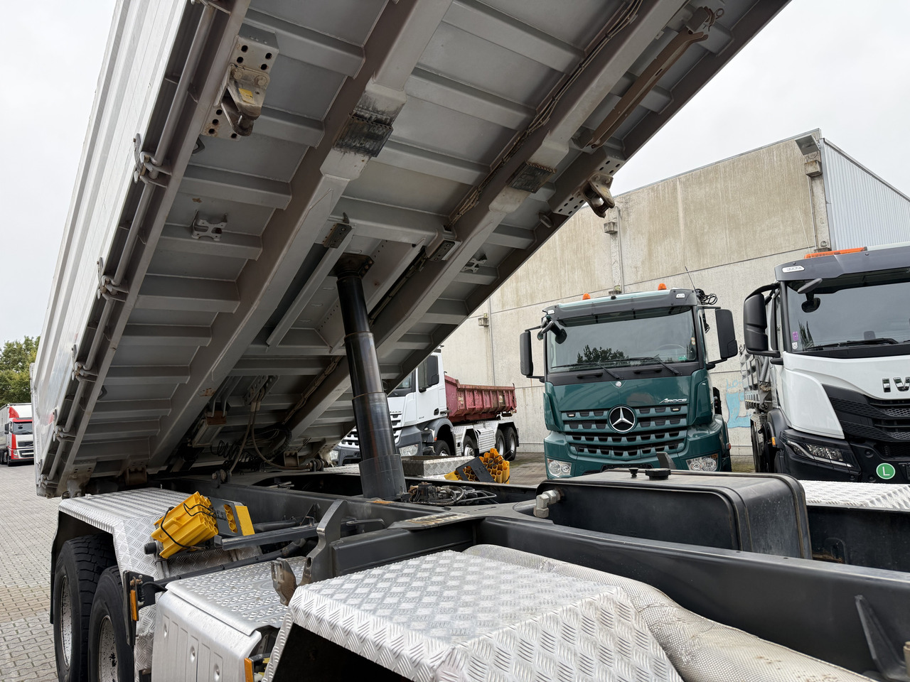 Mercedes-Benz Arocs 3246K 8X4 Meiller - 翻斗车:图2 Mercedes-Benz Arocs 3246K 8X4 Meiller - 翻斗车:图2