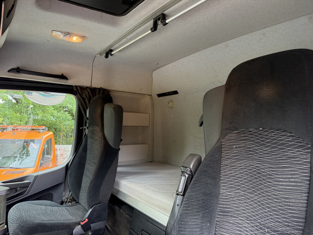 Mercedes-Benz Arocs 3251 8X4 Haken mit Kran HMF 2620 K5 - 吊钩升降车, 起重车:图4 Mercedes-Benz Arocs 3251 8X4 Haken mit Kran HMF 2620 K5 - 吊钩升降车, 起重车:图4