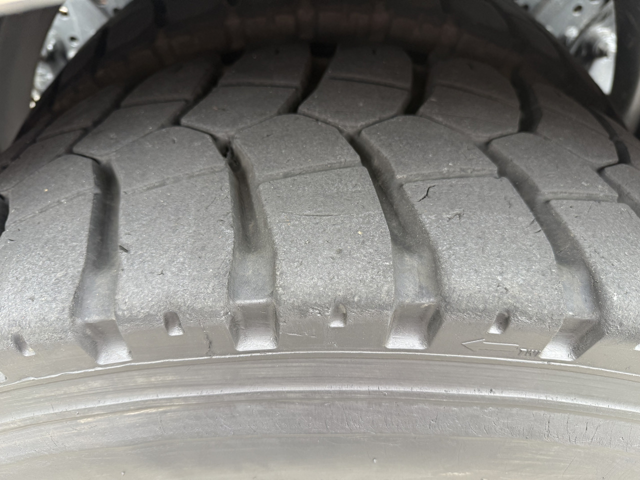 Mercedes-Benz Arocs 3251 8X4 Haken mit Kran HMF 2620 K5 - 吊钩升降车, 起重车:图2 Mercedes-Benz Arocs 3251 8X4 Haken mit Kran HMF 2620 K5 - 吊钩升降车, 起重车:图2