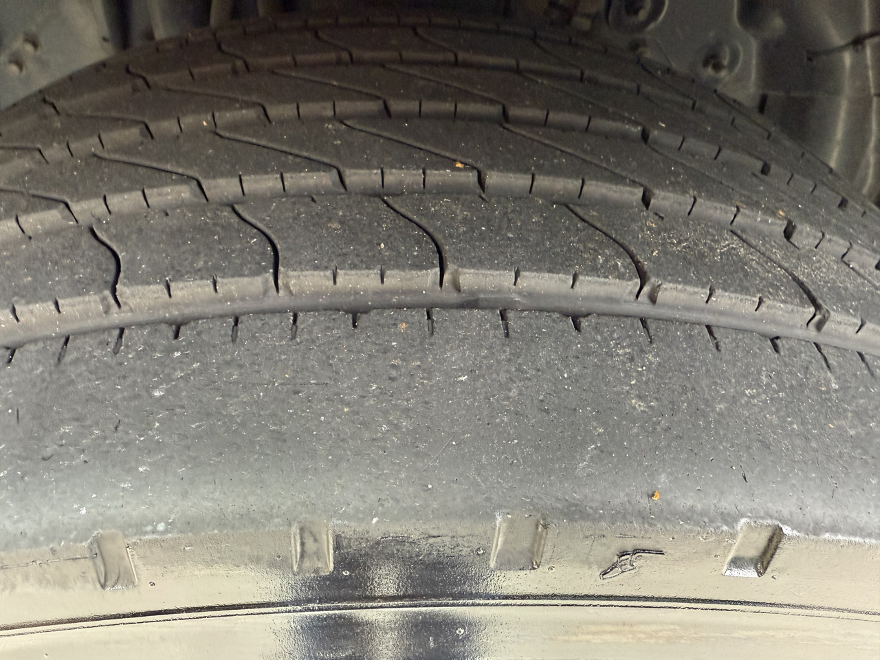 Scania P410 4X2 Palfinger PK 13001 - 栏板式/ 平板卡车, 起重车:图2 Scania P410 4X2 Palfinger PK 13001 - 栏板式/ 平板卡车, 起重车:图2