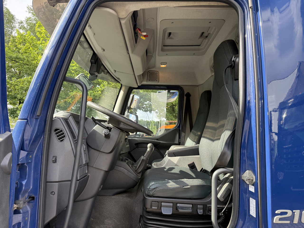 Volvo FL210 14 Tonner - 侧帘卡车:图4 Volvo FL210 14 Tonner - 侧帘卡车:图4