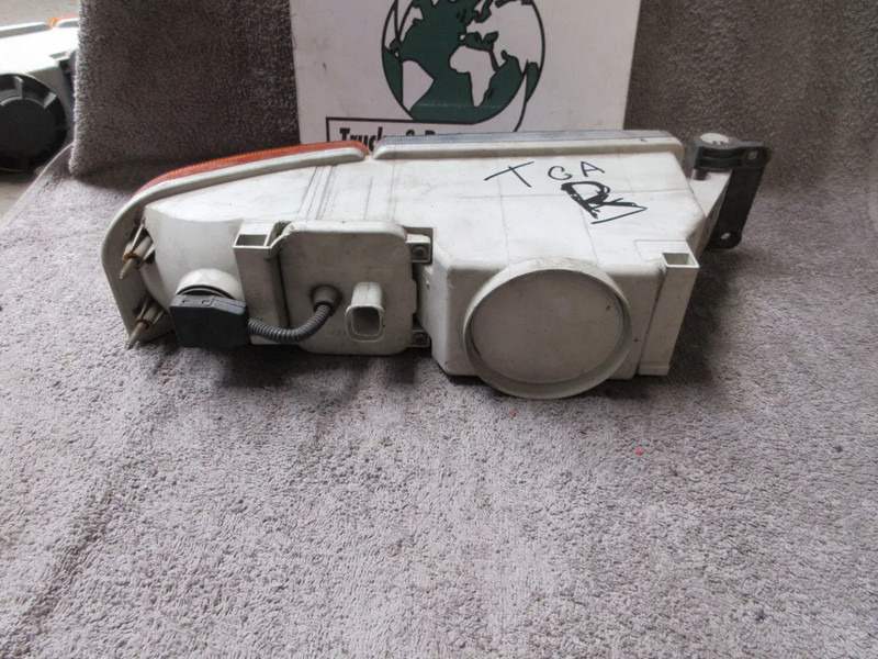 MAN 81.25320-6090 MAN TGA RECHTS MISTLAMP MODEL 2005 - 雾灯 适用于 卡车:图3 MAN 81.25320-6090 MAN TGA RECHTS MISTLAMP MODEL 2005 - 雾灯 适用于 卡车:图3