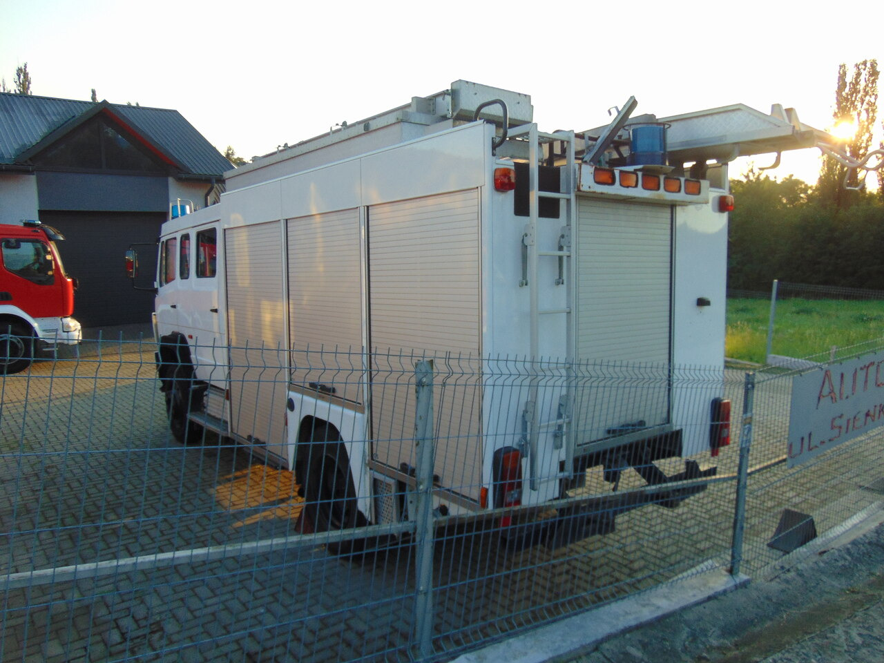 MERCEDES-BENZ 1124AF 4x4 MAGIRUS - 消防车:图3 MERCEDES-BENZ 1124AF 4x4 MAGIRUS - 消防车:图3