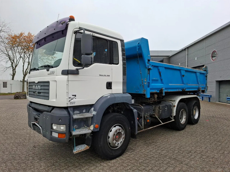 MAN TGA 26.310 / 6X4 / 2XBIG AXLE / 2SIDE TIPPER / ONLY:545423 KM / TUV:06-05-2026 / FULL-STEEL / AIRCO / MANUAL / EURO-4 / 2005 - 翻斗车:图3 MAN TGA 26.310 / 6X4 / 2XBIG AXLE / 2SIDE TIPPER / ONLY:545423 KM / TUV:06-05-2026 / FULL-STEEL / AIRCO / MANUAL / EURO-4 / 2005 - 翻斗车:图3