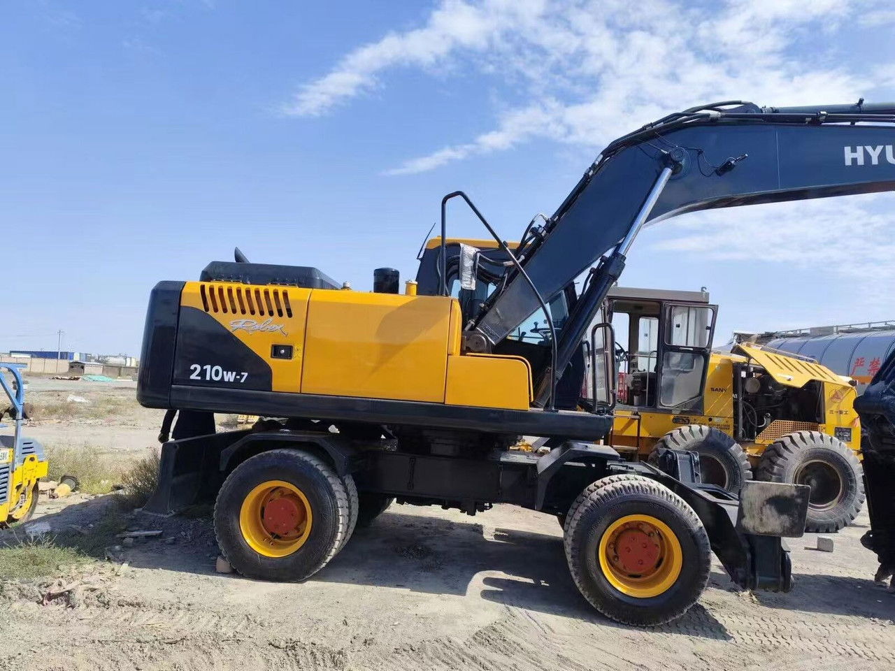 Hyundai R210-7 - 轮式挖掘机:图1 Hyundai R210-7 - 轮式挖掘机:图1