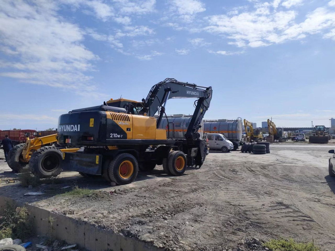 Hyundai R210-7 - 轮式挖掘机:图4 Hyundai R210-7 - 轮式挖掘机:图4