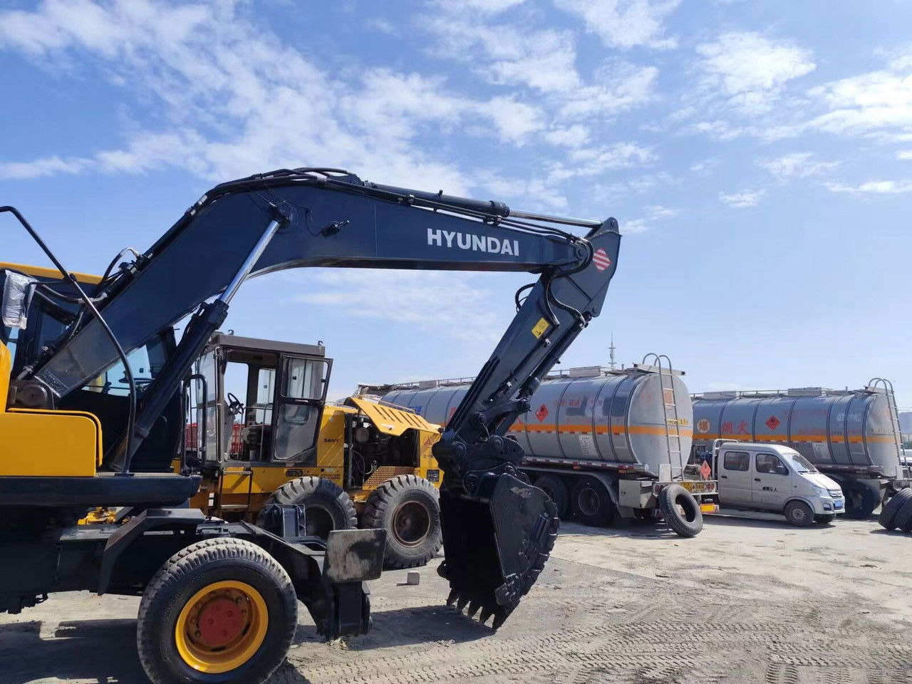 Hyundai R210-7 - 轮式挖掘机:图2 Hyundai R210-7 - 轮式挖掘机:图2