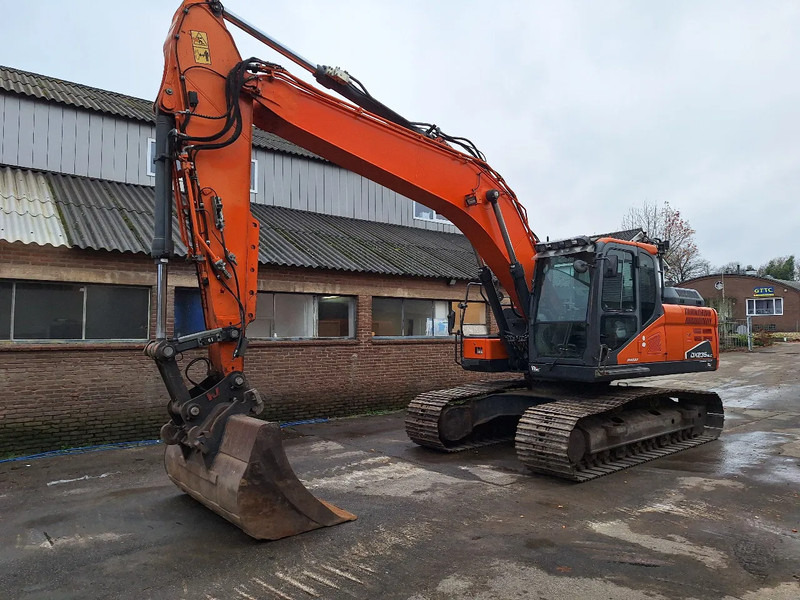 Doosan DX235NLC-5 - 履带式挖掘机:图2 Doosan DX235NLC-5 - 履带式挖掘机:图2