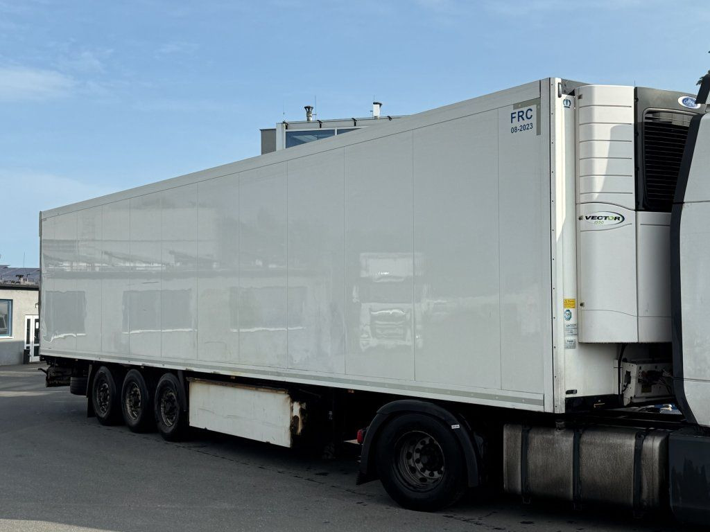 Krone Carrier Vector 1550 DoppelStock - 封闭厢式半拖车:图1 Krone Carrier Vector 1550 DoppelStock - 封闭厢式半拖车:图1