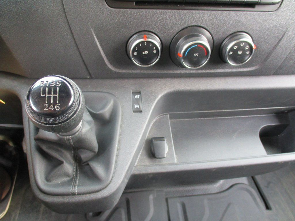 无侧窗厢式货车 Renault Master 2.3dci L3H3：图18