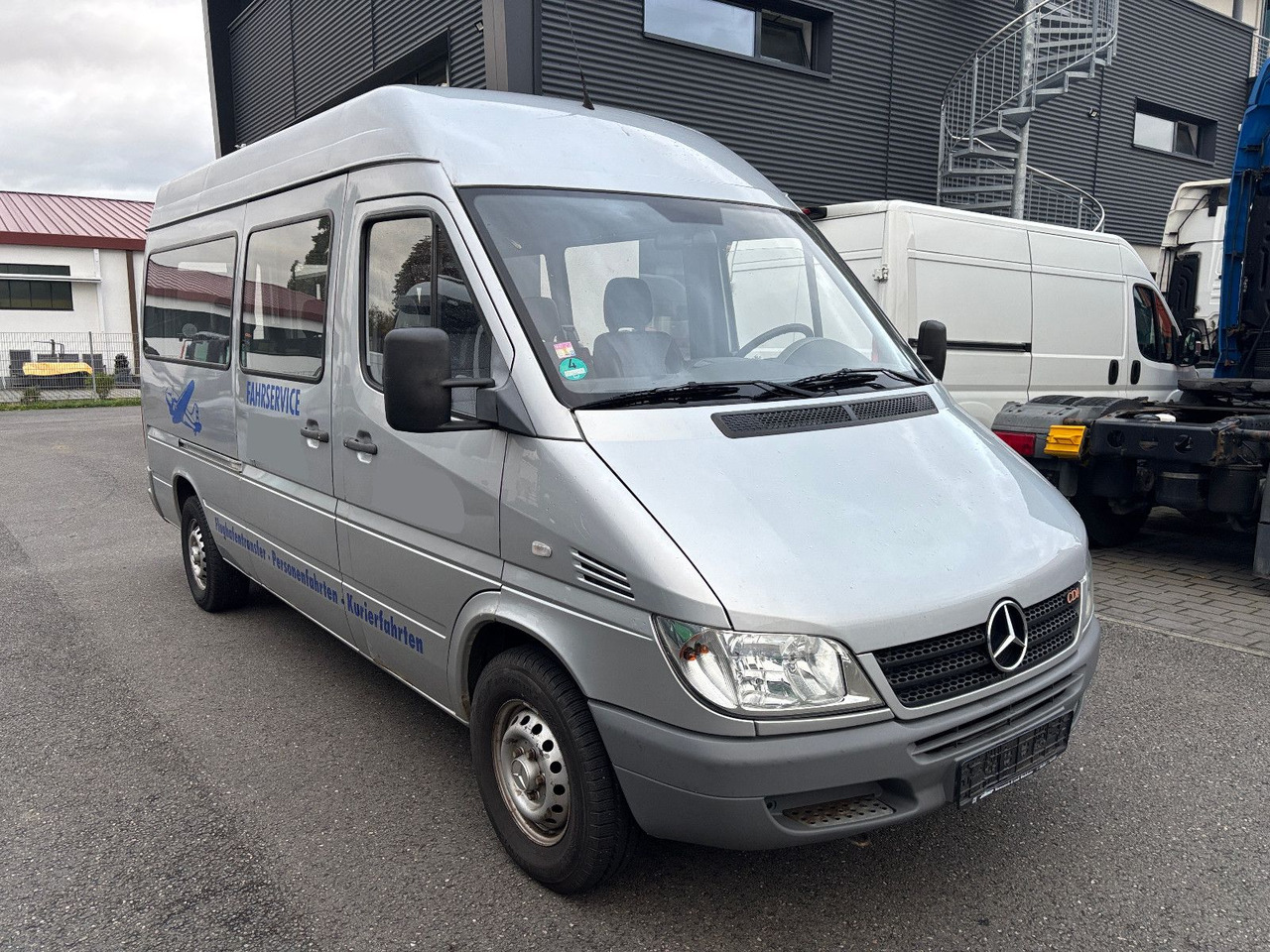 Mercedes-Benz 211 CDI 9 Sitze - 小型客车:图5 Mercedes-Benz 211 CDI 9 Sitze - 小型客车:图5