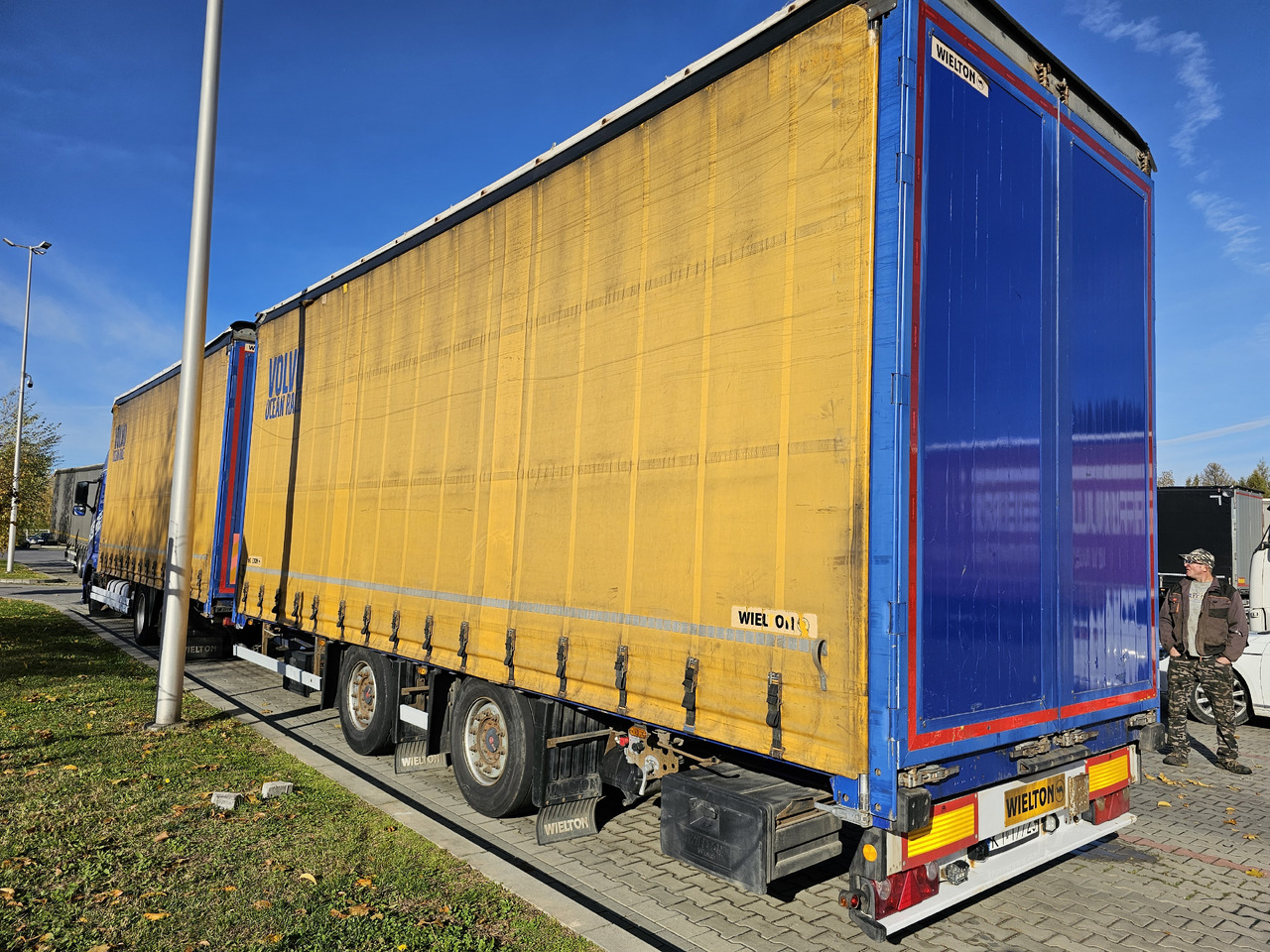 VOLVO FH460 ZESTAW TANDEM 120 M3 PRZEJAZDOWY + PRZYCZEPA FIRANKA SAF - 侧帘卡车:图5 VOLVO FH460 ZESTAW TANDEM 120 M3 PRZEJAZDOWY + PRZYCZEPA FIRANKA SAF - 侧帘卡车:图5