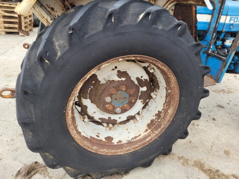 Ford 2600, 3600, 4600, 4000 Rear Wheel Rim And Tyre 16.9 R30 - 车轮:图1 Ford 2600, 3600, 4600, 4000 Rear Wheel Rim And Tyre 16.9 R30 - 车轮:图1