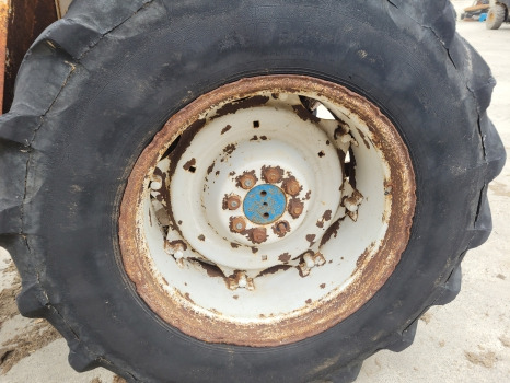 Ford 2600, 3600, 4600, 4000 Rear Wheel Rim And Tyre 16.9 R30 - 车轮:图3 Ford 2600, 3600, 4600, 4000 Rear Wheel Rim And Tyre 16.9 R30 - 车轮:图3
