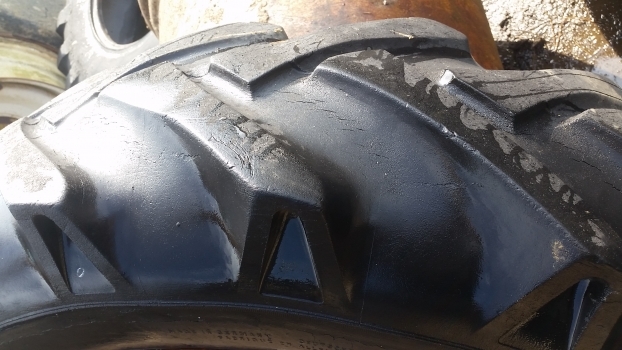 Ford 4000 Rear Wheel And Tyre 12.4/11-32. Please Check By Description - 车轮 适用于 拖拉机:图3 Ford 4000 Rear Wheel And Tyre 12.4/11-32. Please Check By Description - 车轮 适用于 拖拉机:图3