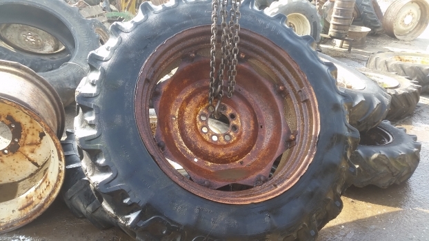 Ford Rear Wheel And Tyre 16.9-38. Please Check By The Photos. - 车轮 适用于 拖拉机:图1 Ford Rear Wheel And Tyre 16.9-38. Please Check By The Photos. - 车轮 适用于 拖拉机:图1