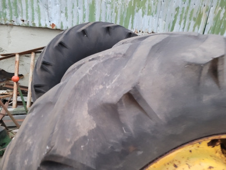 John Deere 2130 Rear Wheel Rim And Tyre 16.9/14-30, R30, At30619 - 车轮:图1 John Deere 2130 Rear Wheel Rim And Tyre 16.9/14-30, R30, At30619 - 车轮:图1