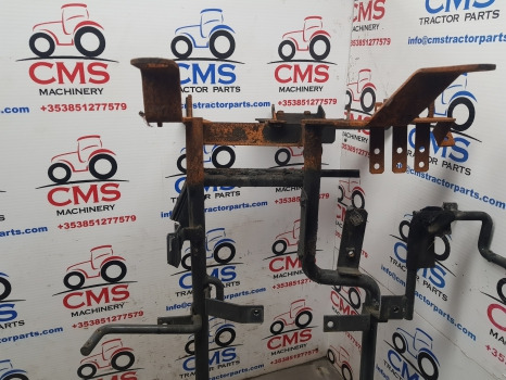 Kubota M5092 Cooler, Radiator Frame - 车身和外部:图4 Kubota M5092 Cooler, Radiator Frame - 车身和外部:图4